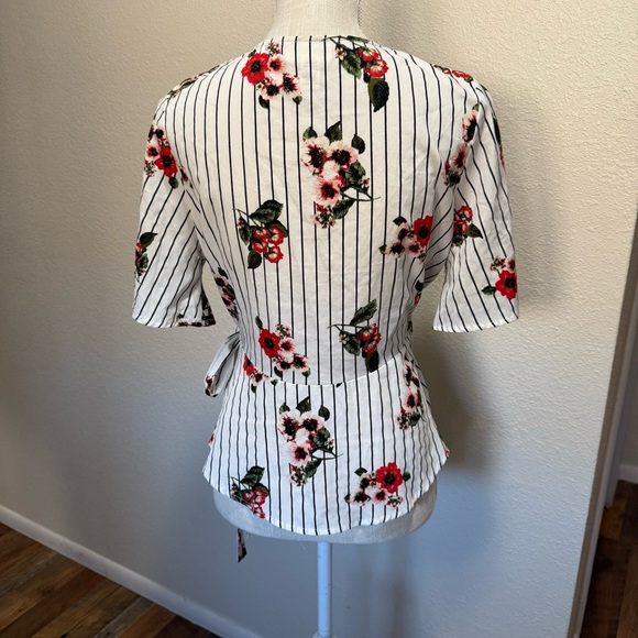 Midnight Sky - Floral Wrap Top - White with Red Flowers - Size Large - Picture 4 of 11